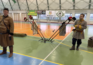 hala sportowa i Panowie z Grupy Rekonstrukto przed rozpoczęciem pokazu historycznego