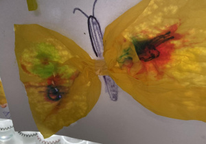 Motyl cytrynek zrobiony z papieru.