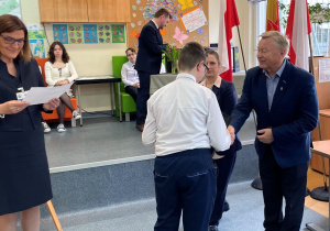 Kacper odbiera nagrodę i gratulacje od pani Jolanty Fabiszewskiej – wizytatora Kuratorium Oświaty w Łodzi oraz pana Waldemara Krenca – przewodniczącego łódzkiej Solidarności,