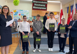 Kacper z dwoma innymi uczniami, którzy również odebrali nagrody oraz Goście zaproszeni,