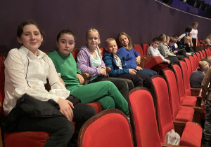 Radosne uczennice klas IV oczekują na spektakl pn. ,,Akademia Pana Kleksa”.
