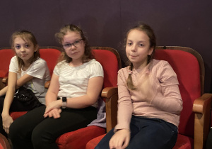 Radosne uczennice klas IV oczekują na spektakl pn. ,,Akademia Pana Kleksa”.