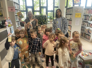 Książki są jak towarzystwo, które sobie człowiek dobiera- wizyta w Bibliotece Publicznej w Rzeczycy.