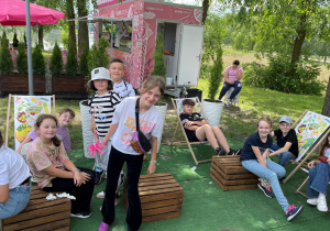 grupka uczniów przed budką z lodami po długim spacerze