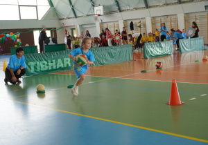 Dziewczynka z piłką w roku podczas konkurencji sportowej