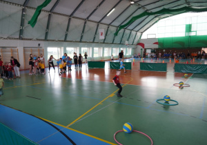 dzieci uczestniczą w konkurencjach sportowych