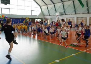 Rozgrzewka uczestników Olimpiady Przedszkolaka
