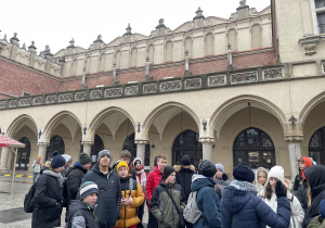Uczniowie przed Sukiennicami
