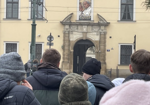 Uczniowie przed oknem Jana Pawła II na Franciszkańskiej 3