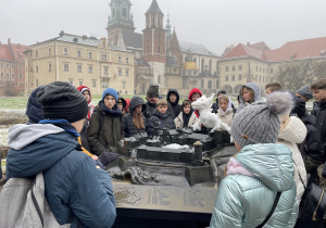 Uczniowie na placu zamkowym w Krakowie