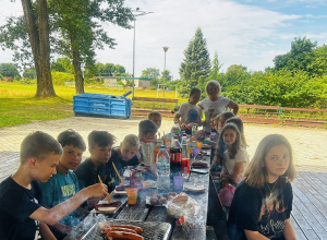 Grill i wspólne zabawy w klasie Vb