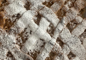 Upieczone ciasto szarlotka
