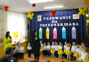 Pani dyrektor wita wszystkich uczestników uroczystości