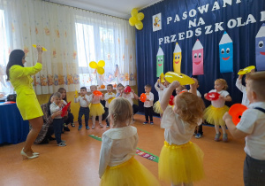 Przedszkolaki tańczą do piosenki Jadę do przedszkola