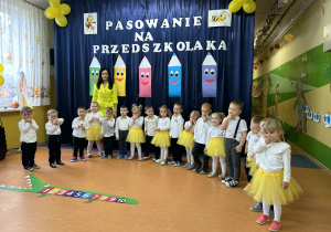 Wspólne zdjęcie dzieci z wychowawcą