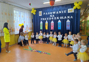 Przedszkolaki wspólnie recytują wiersz