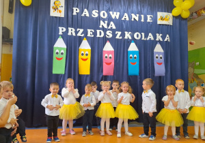 Dzieci śpiewają i tańczą do piosenki Tu paluszek