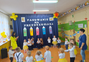 Przedszkolaki śpiewają i tańczą do piosenki Ja gram na gitarze