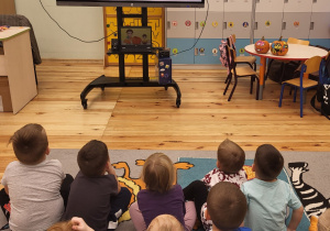 Dzieci oglądają film edukacyjny o dyni