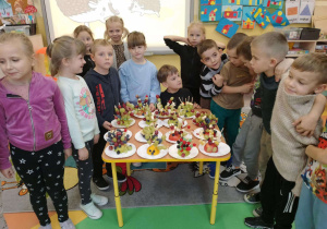 Krasnale prezentują jeże wykonane z owoców