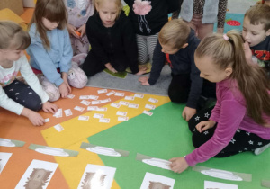 Krasnale wykonują zadanie z jeżem
