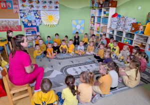 Rozmowy pielęgniarki na dywanie z grupą Misie i Pszczółki.