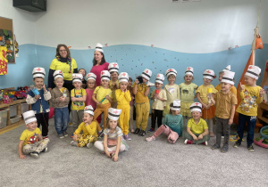 Grupowe zdjęcie z pielęgniarką w grupie Motylki.