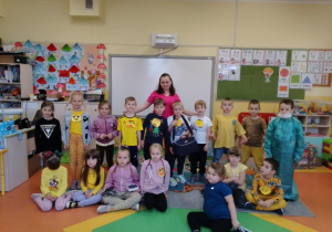 Grupowe zdjęcie dzieci z grupy Krasnale z pielęgniarką.