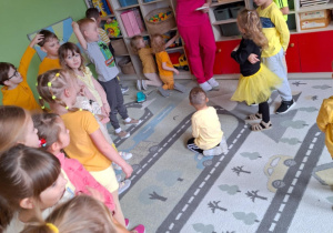 Sprawdzanie wzroku przez pielęgniarkę.