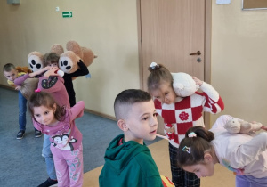 Ćwiczenia równoważne z maskotkami.