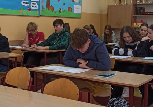 Uczniowie klasy VIIIa SP w Rzeczycy czytają fragmenty ,,Kordiana” Juliusza Słowackiego.