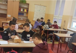 Uczniowie klasy V SP w Rzeczycy wykonują ćwiczenia w czasie zajęć bibliotecznych ,,Katalogi w bibliotece szkolnej. Katalog alfabetyczny i katalog rzeczowy”.