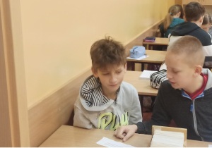 Uczniowie klasy V SP w Rzeczycy pracują w czasie zajęć bibliotecznych.