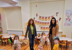 Wychowawczyni i bibliotekarka tańczą przy muzyce z przedszkolakami z grupy ,,Pszczółki” ze SP w Rzeczycy.
