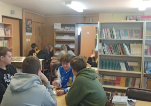 Uczniowie klasy VIIIb wykonują ćwiczenia w czasie zajęć bibliotecznych ,,Opis bibliograficzny książki i artykułu z czasopisma”.