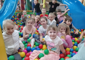 Dzieci z grupy Krasnale w basenie z piłeczkami.