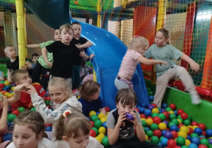 Zabawy dzieci z grupy Krasnale w basenie z piłeczkami.