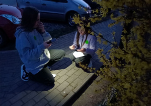 Uczennice podczas gry terenowej.