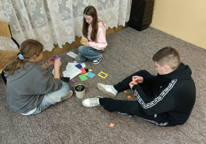 Uczniowie układają przestrzenne puzzle.