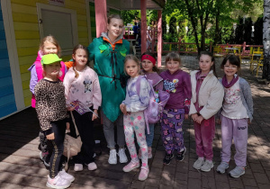 Grupa uczennic z panią przewodnik.