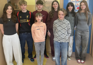 Grupa 8 uczniów, którzy pisali II etap konkursu Kultury starożytne.
