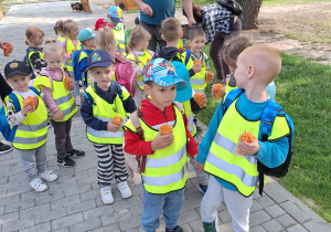 Dzieci trzymające w rękach kubeczki z jedzeniem dla zwierząt.