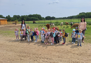 Wspólne zdjęcie przedszkolaków podczas spaceru po mini zoo.