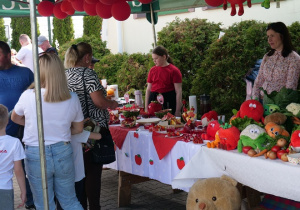 Uczniowie wraz z nauczycielami prezentują swoje stoiska w ramach akcji ,, Trzymaj Formę”.