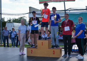 Zwycięzcy biegu C – chłopcy odbierają swoje nagrody.