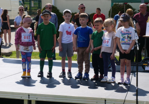 Grupa z oddziału przedszkolnego śpiewa piosenkę dla swoich Rodziców.