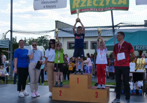 Zwycięzcy biegu A- chłopcy odbierają swoje nagrody.