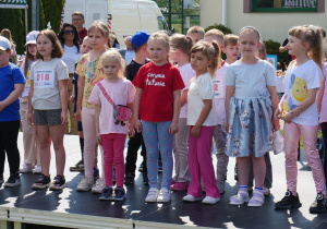 Grupa z oddziału przedszkolnego w piosence dla swoich Rodziców.