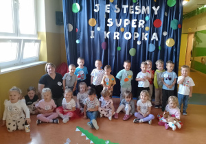 Zdjęcie grupowe dzieci z grupy Kamyczki z wychowawcą.