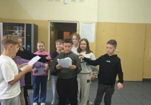 Uczniowie ze SP w Rzeczycy przedstawiają scenkę na podstawie mitu ,,Prometeusz” na holu szkolnym.